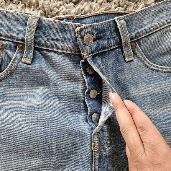 Levi's 501 jean shorts - Picture 2 of 5